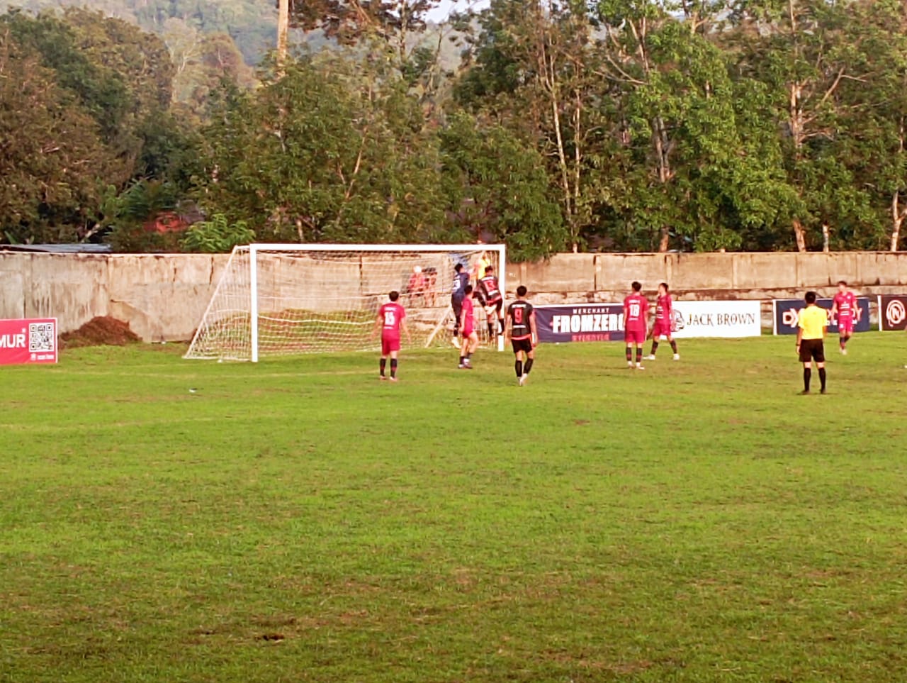 Penjaga gawang Sparta FC berjibaku mengamankan gawangnya dari sebuah tendangan sudut. (chandra antoni)